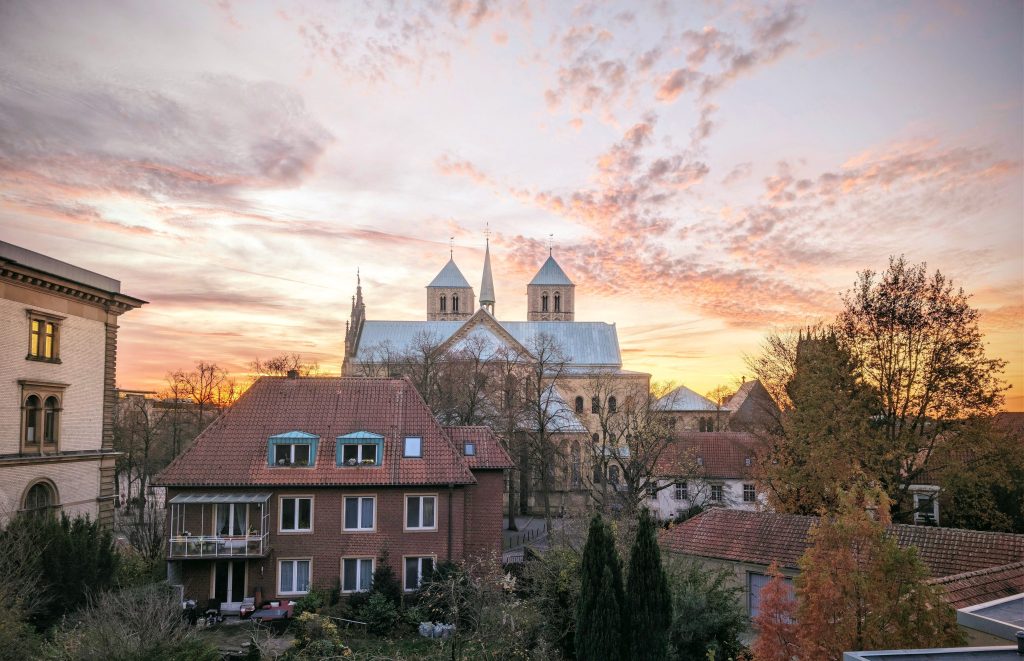Blick über die Dächer des Kuhviertels zur Überwasserkirche im Sonnenuntergang