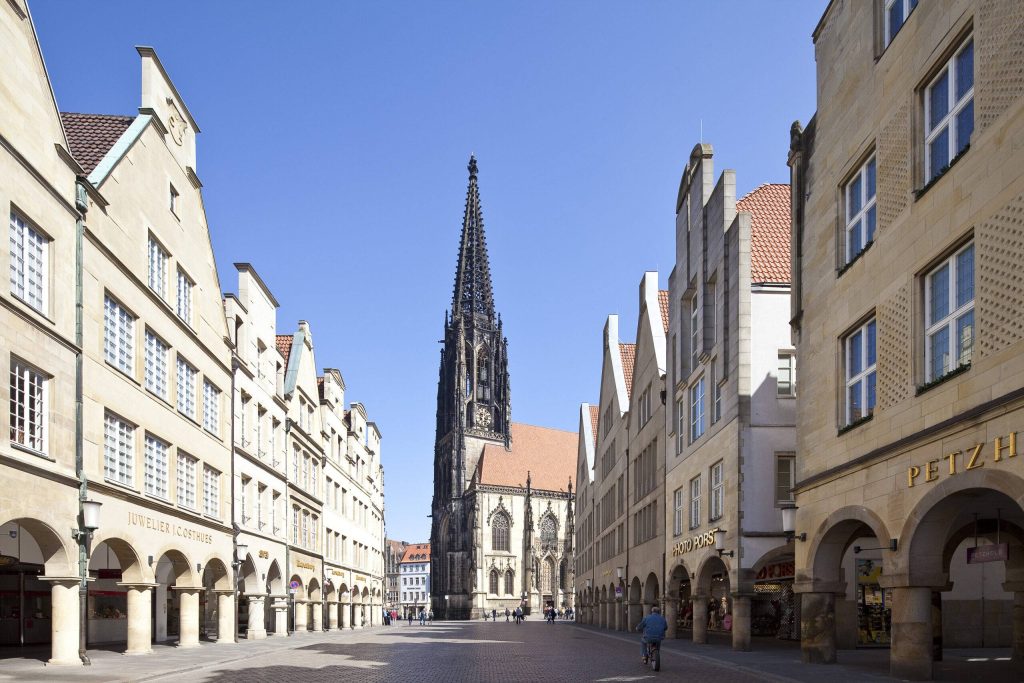 Der Prinzipalmarkt in Münster mit Blick auf die Lambertikirche